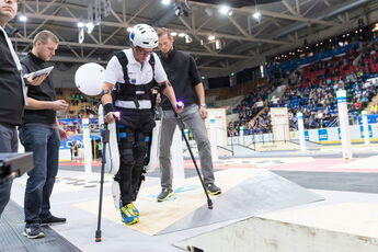 Das Foto zeigt einen Teilnehmer in einem Exoskeleton am Cybathlon 2016 der ETH Zürich im Eisstadion Kloten. (Foto: Alessandro Della Bella/ETH Zürich)