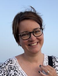Sandra Krebser lacht ausgeglichen in die Kamera, sie ist Mutter von einem Kind mit Mehrfachbehinderungen